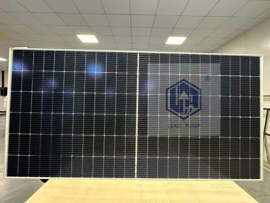 Se envió un contenedor completo de 40 HQ (37 unidades x 20 palés) de paneles solares de alta eficiencia.